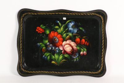 un plateau noir orné d'une peinture représentant des fleurs