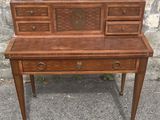 un bureau en bois avec des tiroirs et des tiroirs sur le dessus
