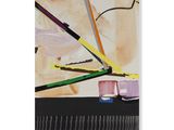 peinture abstraite représentant des crayons et des pinceaux posés sur une table
