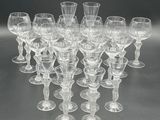 un grand nombre de verres à vin posés sur une table