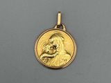 une médaille d'or sur laquelle est représenté le visage d'un homme
