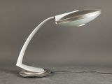 l'image d'une lampe posée sur une table
