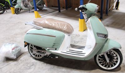 un scooter garé dans un garage