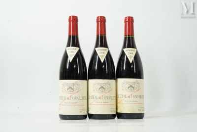 trois bouteilles de vin rouge sont alignées sur une surface blanche