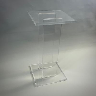 une table en plastique transparent avec un piètement transparent