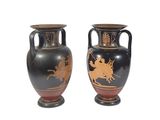 deux vases posés côte à côte sur une surface blanche