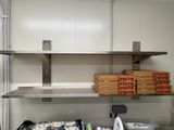 de nombreuses boîtes de pizza posées sur les étagères de la cuisine