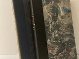 deux livres posés sur une table