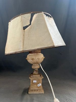 Lampe en albâtre prenant la forme d'un vase à motifs d'acant…