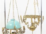 paire de lustres anciens en laiton et verre bleu, montés sur des supports