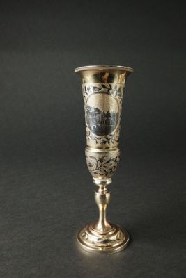 une coupe ancienne en argent sur laquelle est représenté un château