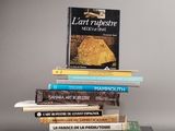 plusieurs livres empilés sur une table
