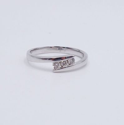 gros plan d'une bague en diamant sur une surface blanche