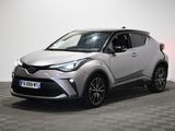 Le SUV Toyota C-HR est garé dans une pièce blanche