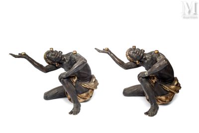 paire de figurines anciennes en bronze représentant un homme à genoux
