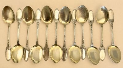tout un tas de cuillères alignées sur la table