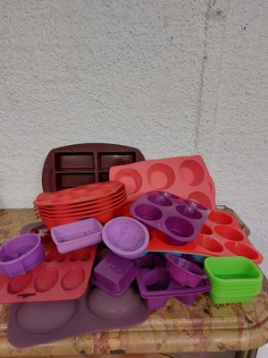 une table sur laquelle sont posés tout un tas d'objets en plastique de différentes couleurs