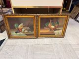 une paire de peintures à l'huile représentant des canards posés sur une table dans une pièce