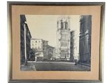 une vieille photo d'une rue de la ville avec une tour horloge en arrière-plan