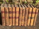 plusieurs vieux livres sont empilés sur une table