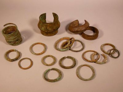 many different rings and rings that are on the table