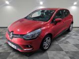 une voiture rouge garée dans un garage au sol en damier