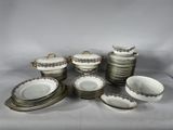un ensemble d'assiettes et de tasses en porcelaine posées sur une table
