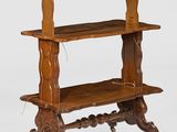 une vieille étagère en bois comportant trois tablettes