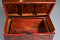 Coffre mouluré en bois teinté à décor imitant la marqueterie… (photo 3)