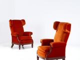trois chaises orange dans une pièce blanche aux murs blancs