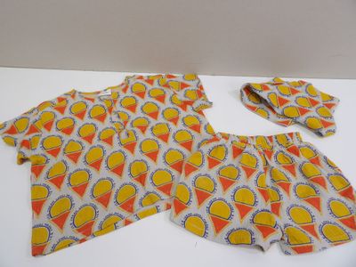 une photo représentant un pyjama et un bonnet d'enfant posés sur une table