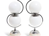 une paire de lampes de table en verre blanc et en métal sur fond blanc