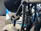une vieille moto garée devant un immeuble
