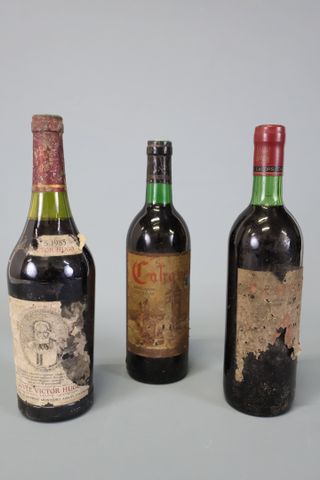 Lot de 3 bouteilles de rouge comprenant : 2 Cahors de 1971 et 198...