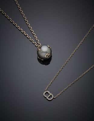 un gros plan d'un collier composé d'une perle montée sur une chaîne