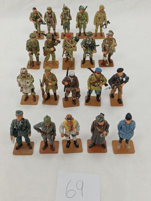 de nombreuses figurines représentant des militaires sont exposées