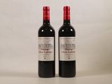 deux bouteilles de vin rouge posées l'une à côté de l'autre sur une table