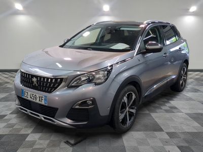 la voiture argentée est garée dans le garage sur un sol en damier