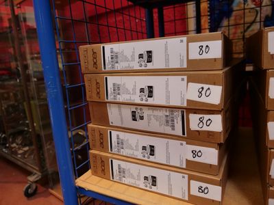 de nombreuses boîtes empilées sur une étagère dans un magasin