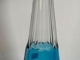 une carafe en verre bleu avec un bouchon transparent