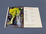 un livre sur lequel figure l'image d'un vase contenant des fleurs