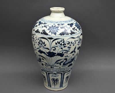 Vase Mei Ping en céramique à décor blanc bleu de fleurs et c…