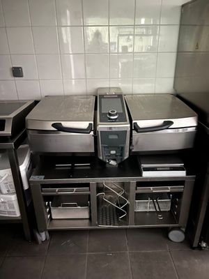 une photo d'une cuisine remplie d'appareils électroménagers