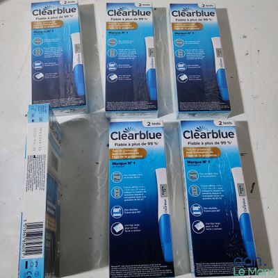 Quatre brosses à dents Clearblue sont posées sur un plan de travail.