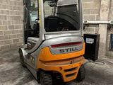 un chariot élévateur garé dans un garage