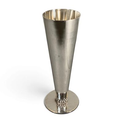 un vase en argent posé sur une table