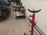 une photo d'un garage avec une voiture en arrière-plan
