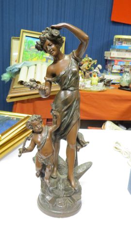 Sujet en régule « jeune femme et cupidon » H : 41