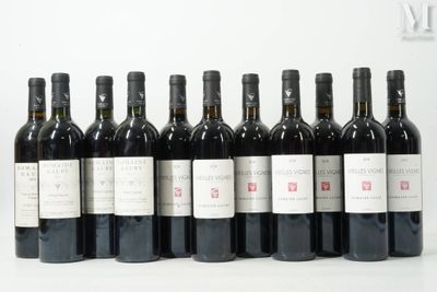 six bouteilles de vin sont alignées sur une table