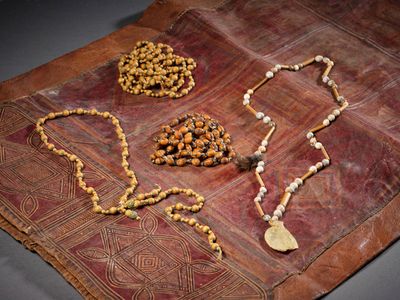 un tissu marron orné de perles et d'un collier